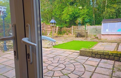 Wigan Casa | Experience Comfort and Style at Our Modern Luxury 3-Bedroom Guesthouse in Wigan"