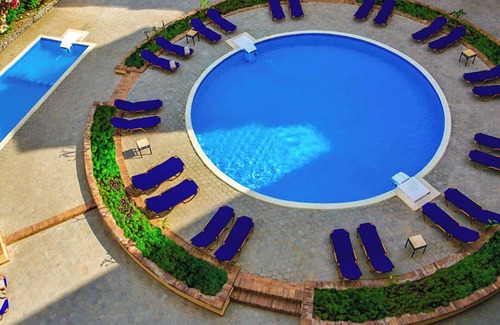 Al Mamsha El Seyahi Hotel | Experience Comfort in 2 Stylish Suites with Outdoor Pool Near Senzo Mall
