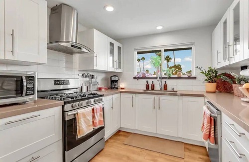 Vista Norte Casa | Experience iconic Palm Springs living in this 4BR retreat with a pool, spa, fire pit, and mountain views. Perfect for family and friends, enjoy indoor-outdoor living just minutes from downtown dining, shops, and attractions.
