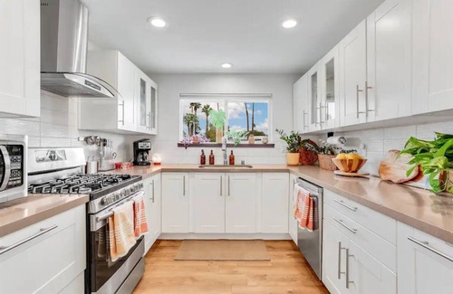 Vista Norte Casa | Experience iconic Palm Springs living in this 4BR retreat with a pool, spa, fire pit, and mountain views. Perfect for family and friends, enjoy indoor-outdoor living just minutes from downtown dining, shops, and attractions.