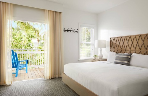 Key West Hotel | Experience Key West w/ Poolside Bar, Private Terraces & Free Shuttle Service!