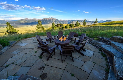 Emigrant Casa | Experience Luxury in Nature: Private Lodge & Guest Home in Paradise Valley