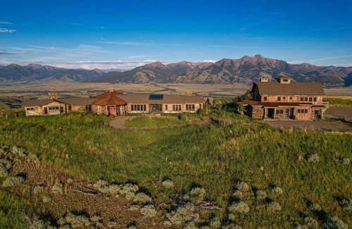 Emigrant Casa | Experience Luxury in Nature: Private Lodge & Guest Home in Paradise Valley