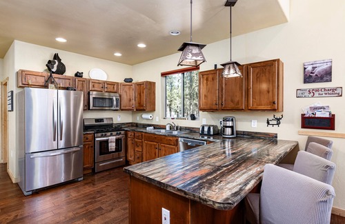 Williams Cabina | Experience Luxury near Williams & Grand Canyon: Your Cool Mountain Getaway!