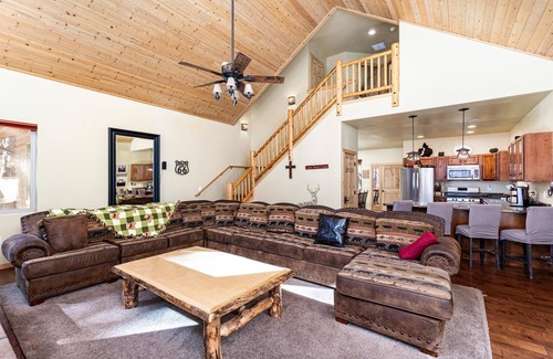 Williams Cabina | Experience Luxury near Williams & Grand Canyon: Your Cool Mountain Getaway!