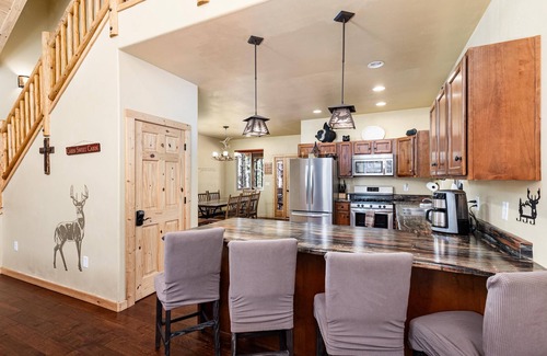 Williams Cabina | Experience Luxury near Williams & Grand Canyon: Your Cool Mountain Getaway!