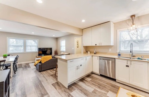 Minneapolis Casa | Experience Minneapolis; entire house, close to Downtown Uptown and UofM