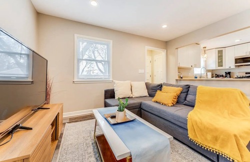 Minneapolis Casa | Experience Minneapolis; entire house, close to Downtown Uptown and UofM