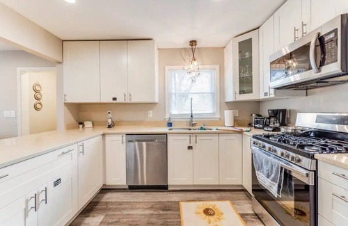 Minneapolis Casa | Experience Minneapolis; entire house, close to Downtown Uptown and UofM