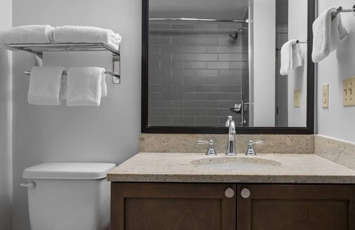 Yachting Village Complejo | Experience Newport Beauty at Wyndham Newport Onshore - 1 Bedroom