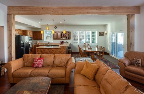 Sun Valley Casa | Amplia bañera de hidromasaje al aire libre con vista al CAMPO DE GOLF 5BDRM 5BA AIRE ACONDICIONADO!