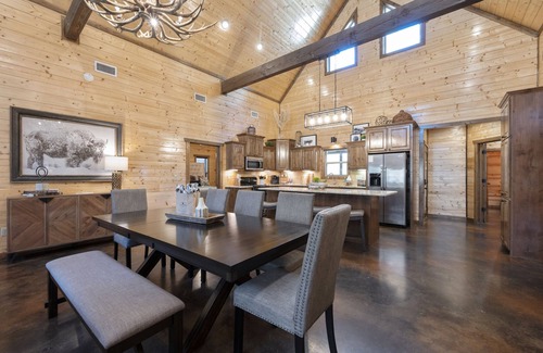 Hochatown Cabina | Experience THE BIG CHILL and reminisce with your group in luxury--Sleeps 16!!!