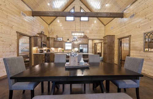 Hochatown Cabina | Experience THE BIG CHILL and reminisce with your group in luxury--Sleeps 16!!!
