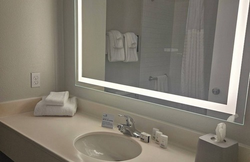 West Kissimmee Hotel | Experience The Magic of Orlando- 2 Rooms W/ Free Shuttle, 5 Pools, and Breakfast