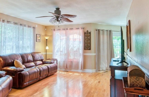 Johnson City Casa | Experience the serenity of a peaceful neighborhood and the excitement of the city .