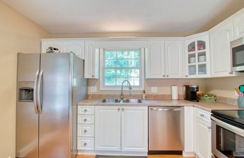 Johnson City Casa | Experience the serenity of a peaceful neighborhood and the excitement of the city .