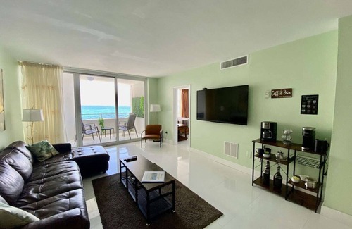 Barrier Island Condominio | Experience the epitome of luxury in this OCEANFRONT condo