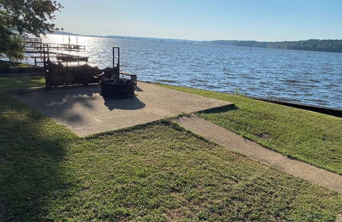 Farmerville Casa | Experience tranquility in this spacious 4- bedroom house on Lake D'Arbonne.