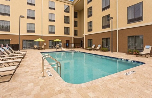 Orlando Casa | Experience warm hospitality and ultimate convenience at our room.