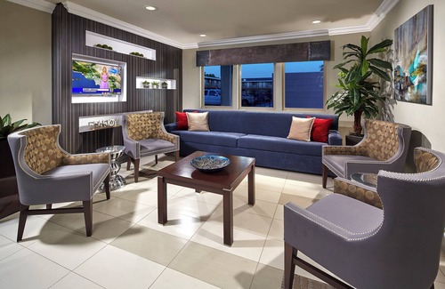 Anaheim Resort Hotel | Explore Anaheim! 4 Units Near Top Attractions – Disneyland, Anaheim Ice & More!