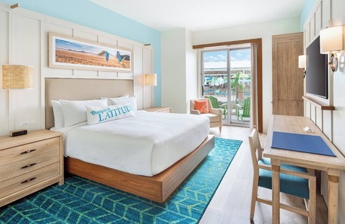 I-435 West KC-KS Hotel | Explore Nearby Legends Outlets and Kansas Speedway from Tropic-Inspired Stay