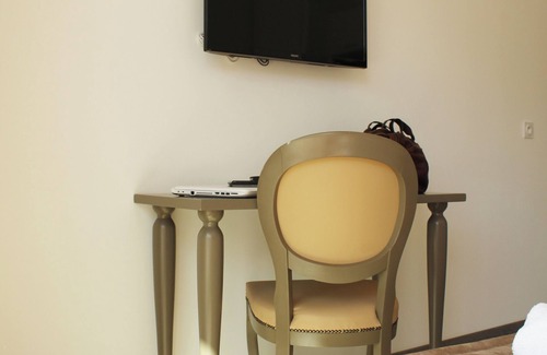 Eguilles Hotel | Explore Serene Eguilles, France! Outdoor Pool, Free Parking, Pets are Welcome!