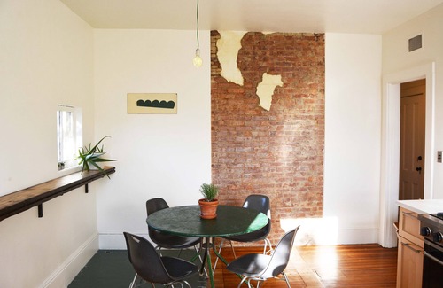 Kingston Casa | Explore la zona residencial de Kingston desde el histórico Bau Guesthaus