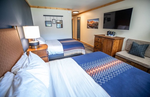 Mammoth Lakes Hotel | Explore Yosemite from Alpine Room with Scenic Vistas & Mammoth Ski Access