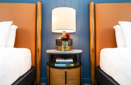 Mammoth Lakes Hotel | Explore Yosemite from Alpine Room with Scenic Vistas & Mammoth Ski Access