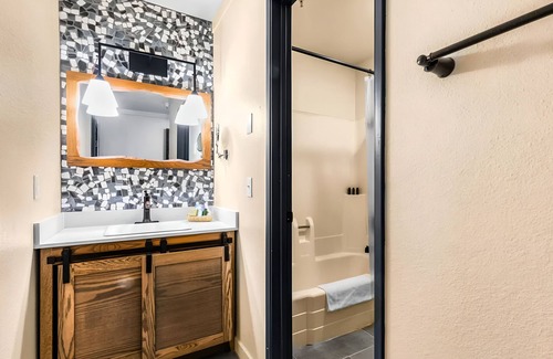Mammoth Lakes Hotel | Explore Yosemite from Alpine Room with Scenic Vistas & Mammoth Ski Access