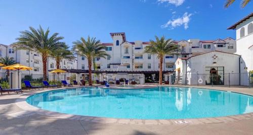 Del Rey Apartamento | Exquisite 2BDRM in Heart of MDR King Bed