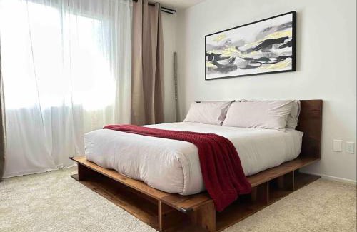 Del Rey Apartamento | Exquisite 2BDRM in Heart of MDR King Bed