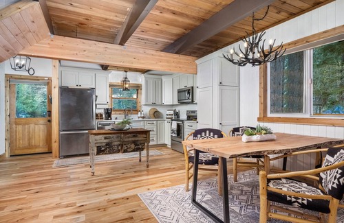 Washougal Casa | Exquisite and Comfy Riverside Retreat, Huge Deck, Two Fire-Tables, BBQ, New Décor and Furnishing
