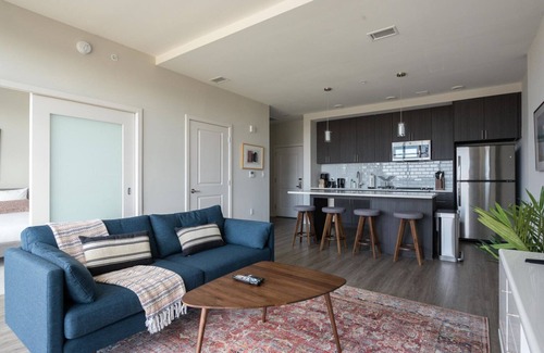 McLean Apartamento | Exquisite Fairfax 1BR w/ Pool, Elevator & Workspace, by Blueground