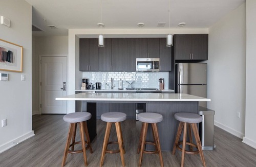 McLean Apartamento | Exquisite Fairfax 1BR w/ Pool, Elevator & Workspace, by Blueground