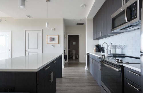 McLean Apartamento | Exquisite Fairfax 1BR w/ Pool, Elevator & Workspace, by Blueground