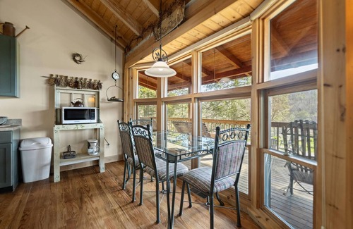 Rogers Chalet De Esquí | Exquisite, luxurious, stunning view, private, authentic log cabin