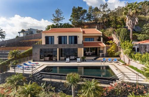 Santo Antonio Villa | Exquisite Madeira Villa Villa Funchal Luz 5 Bedroom Heated Pool Sea Views Games Room