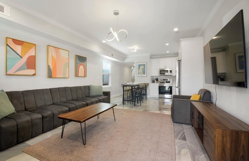 Tulane - Gravier Casa | Exquisite New Superdome Group House w/Heated Pool, Parking, 8 Beds and 5 Baths