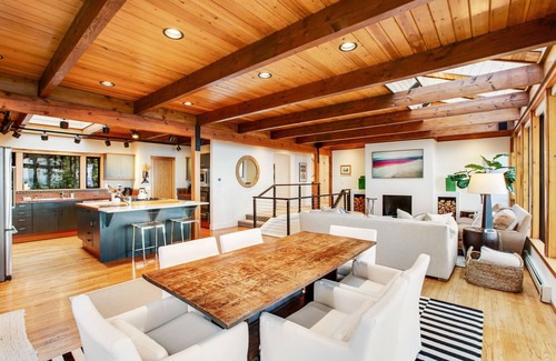 Freeland Casa | Exquisite oceanfront home with balcony, gym, & washer/dryer
