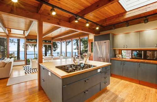 Freeland Casa | Exquisite oceanfront home with balcony, gym, & washer/dryer
