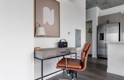 Killgubbin Apartamento | Exquisite River North 1BR w/ Terrace, Fire Pits & Grills, by Blueground