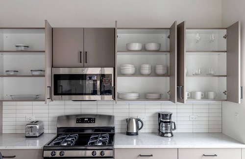 Killgubbin Apartamento | Exquisite River North 1BR w/ Terrace, Fire Pits & Grills, by Blueground
