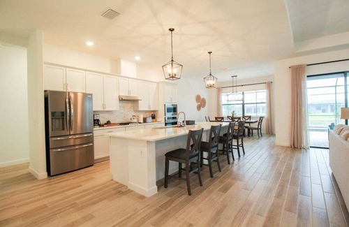 Braden River Casa | Exquisite waterfront 3BR pool home in Lorraine Lakes - Grand Getaway