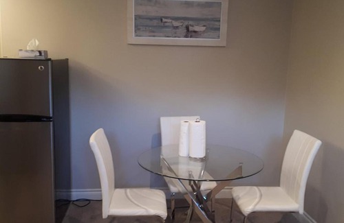 Timberlea Apartamento | Exquisitely Furnished 2 Bedroom Suite with Heated Floors