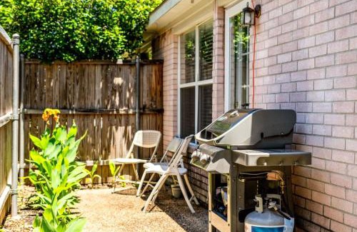 Highland Village Casa | Extended Stay Fun Outdoor Games, Gym, BBQ, Dining