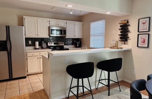 Northwest Casa | Extended Stay Getaway - Minutes to Beaches - Pet-Friendly + Central