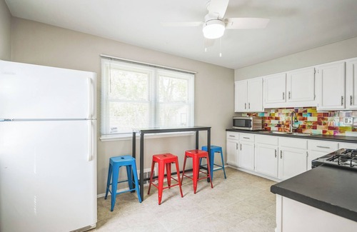 Peoria Casa | Extended Stay Gem - 2BR/1Bath Peoria Home w/ King + Queen Beds Close to OSF