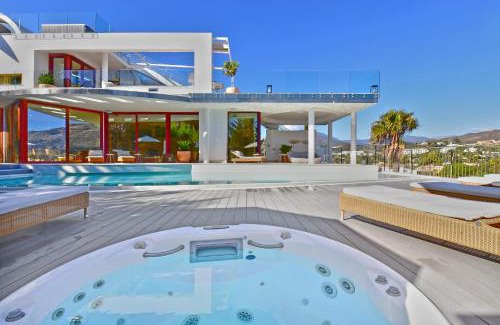 Nueva Andalucia Apartamento | Extraordinary 7 BDRM Villa w Pool, Gym, Cinema