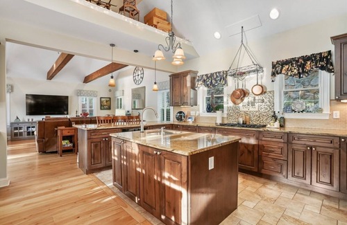 Danbury Casa | Extraordinary Candlewood Lake home in Danbury CT